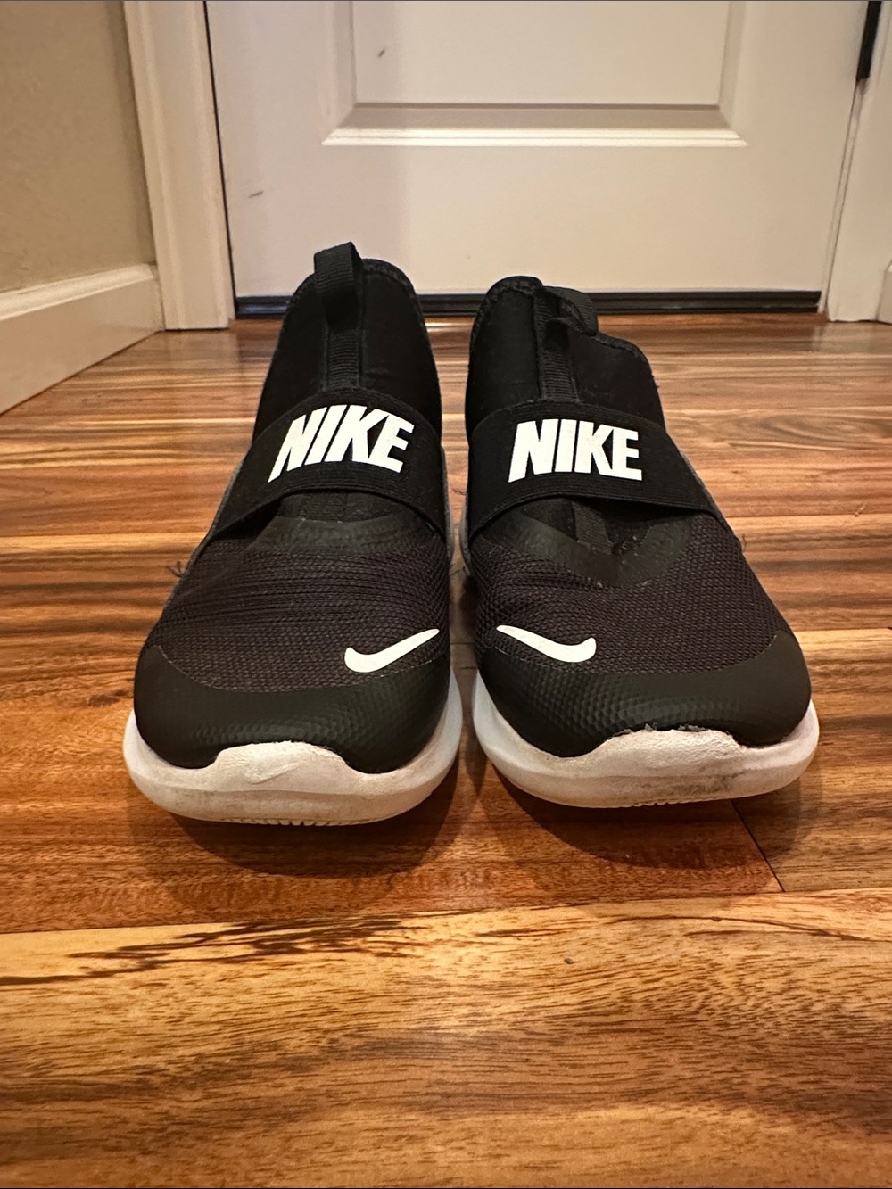 Nike Flex Runners, Black and White, 2.5Y - Picture 3 of 7